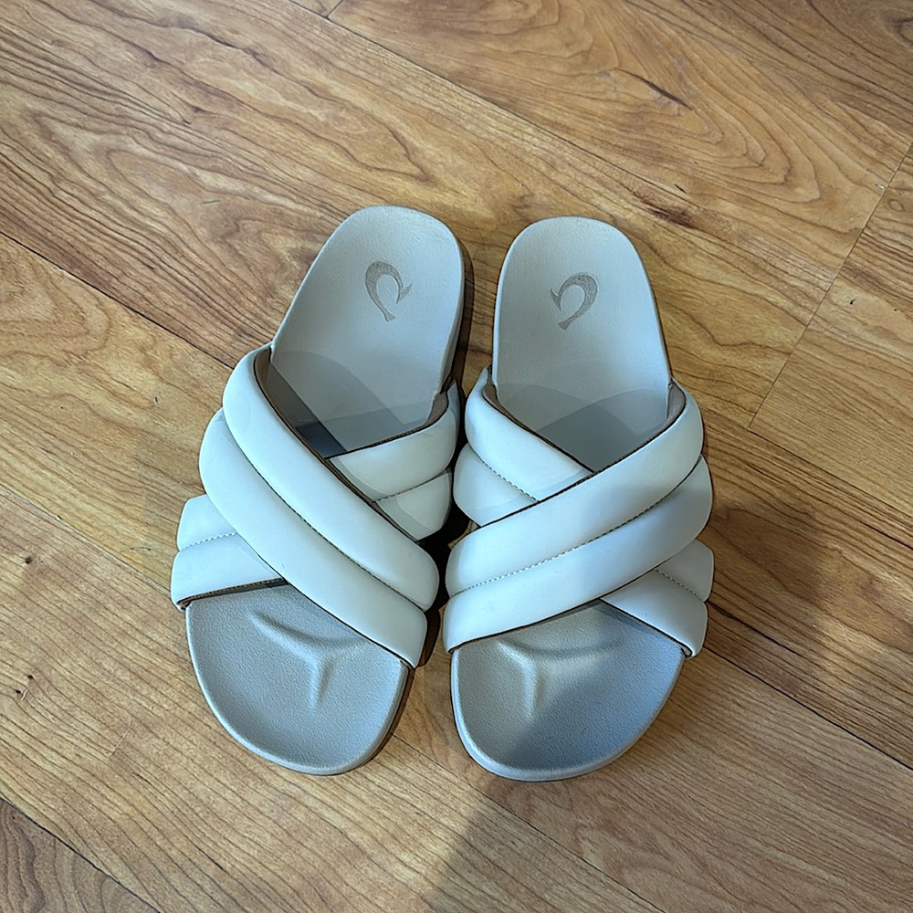 EUC OluKai sandals